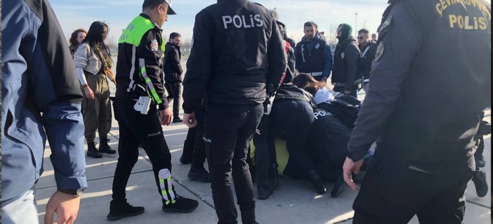 Polisten gözaltına alınan gazeteciye: