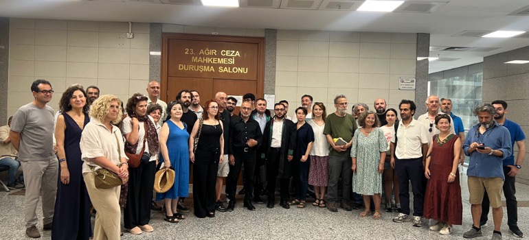 Yazar Yavuz Ekinci, istinaf mahkemesinin bozma kararının ardından yeniden hakim karşısına çıktı